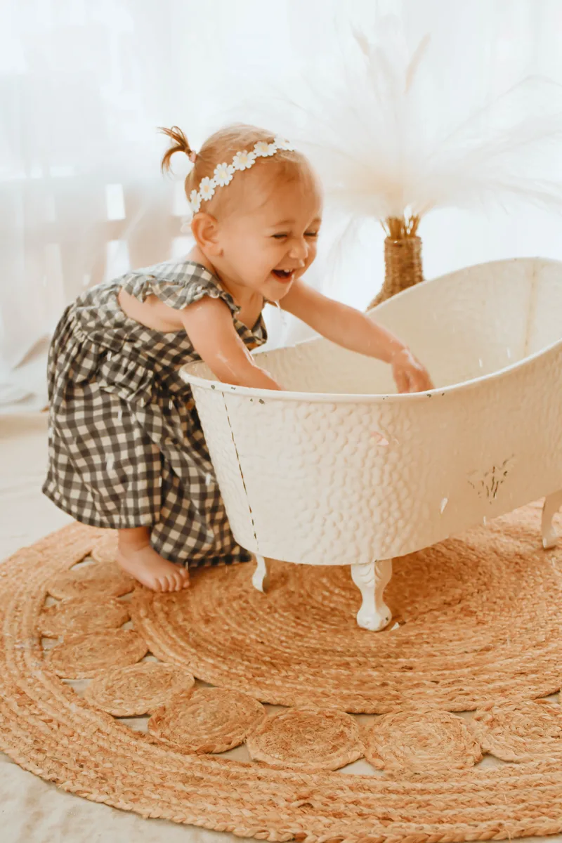 Badewannen-Shooting Nordhausen – lachendes Kleinkind an der Vintage-Badewanne