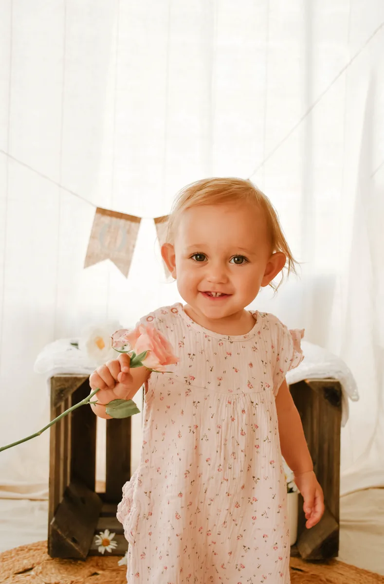 Kleinkind mit Rose beim 1. Geburtstag Shooting Nordhausen