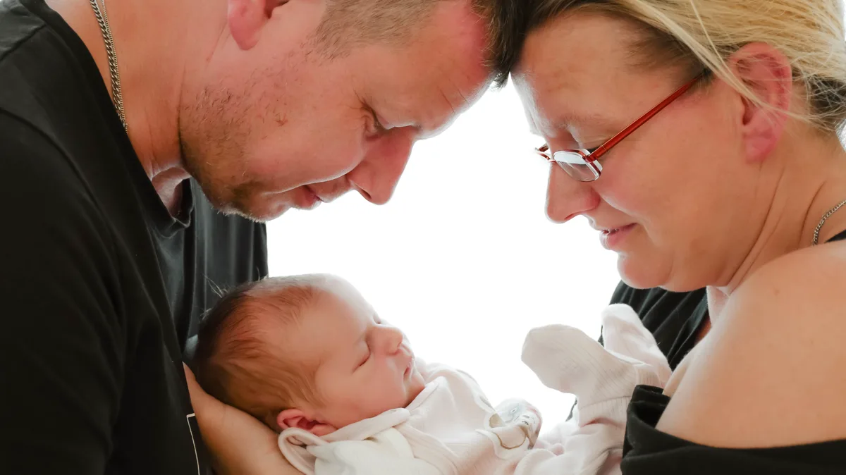 Familienshooting Nordhausen – Eltern beugen sich über ihr Baby