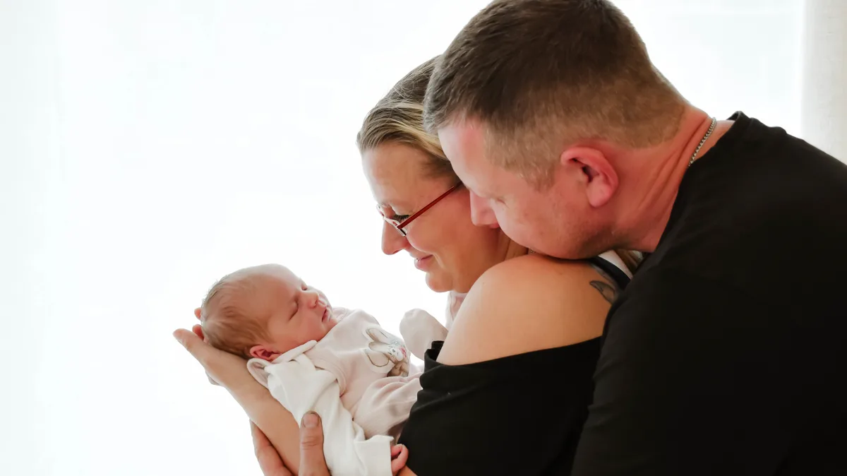 Familienshooting Nordhausen – Mama und Papa mit Neugeborenem