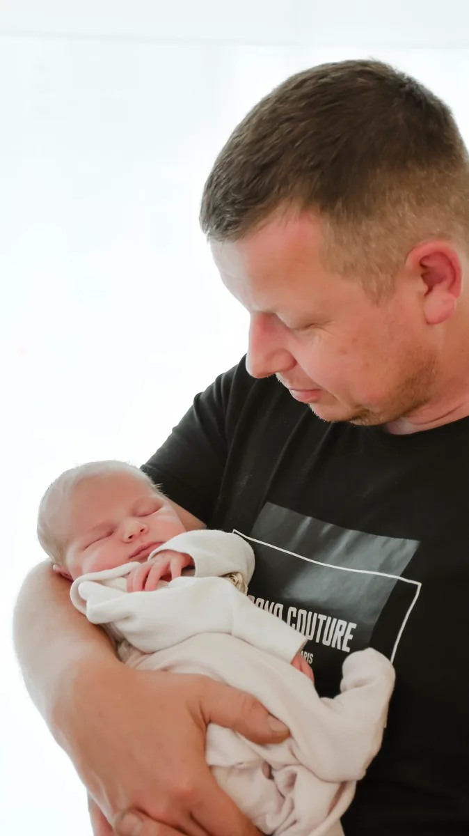 Familienshooting Nordhausen – Papa hält Neugeborenes im Arm