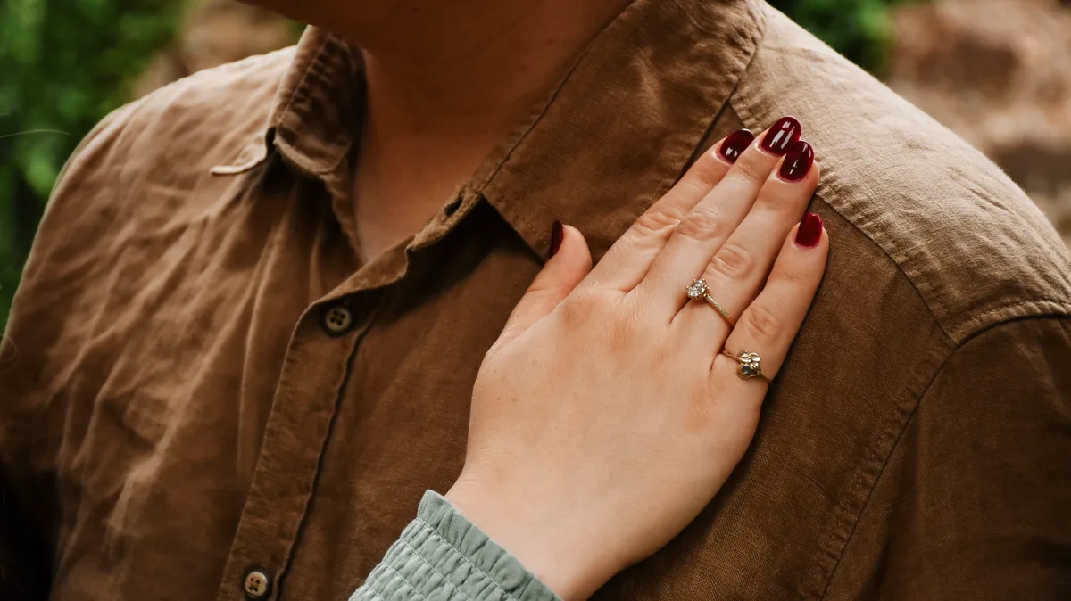 Paarshooting Hochzeit Nordhausen – Hand mit Ring an der Schulter