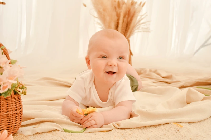 Mini-Shooting mit Entenküken Nordhausen – lachendes Baby mit Blume