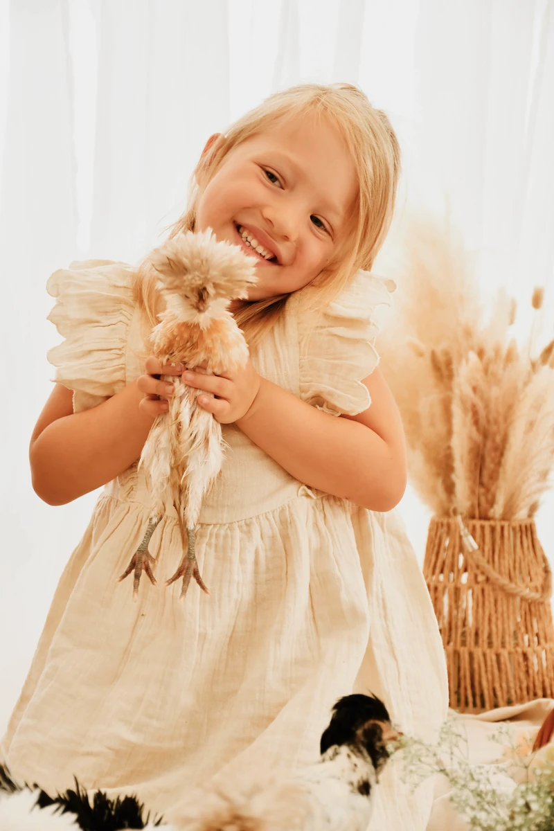 Mini-Shooting mit Entenküken Nordhausen – Kind lachend mit Küken