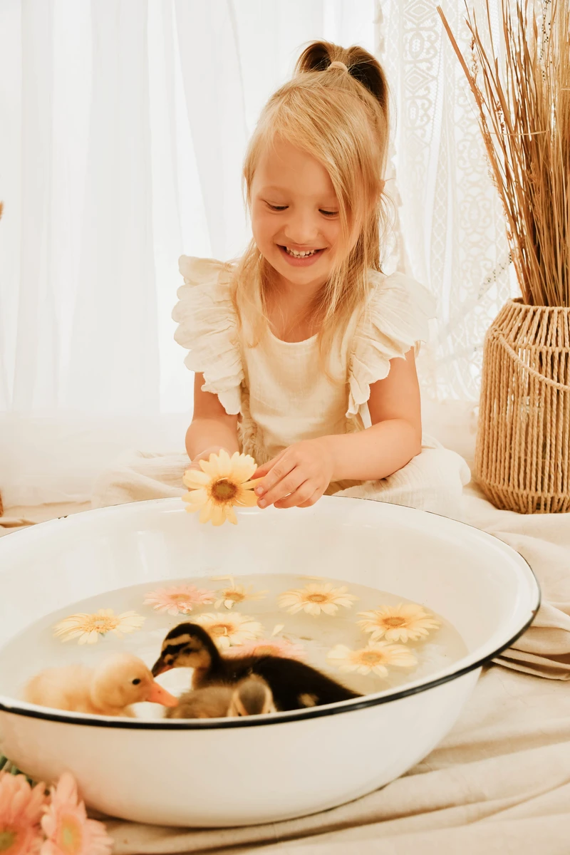 Mini-Shooting mit Entenküken Nordhausen – Mädchen spielt mit Enten in Wanne