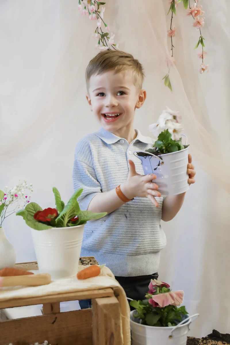 Frühlings-Mini-Shooting Nordhausen – Junge hält Blumentopf