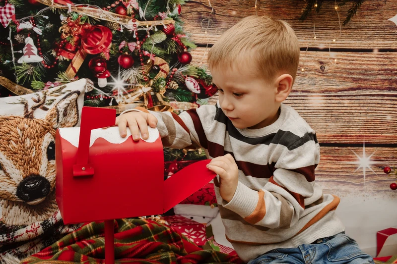 Weihnachts-Mini-Shooting Nordhausen – Junge am roten Weihnachtsbriefkasten