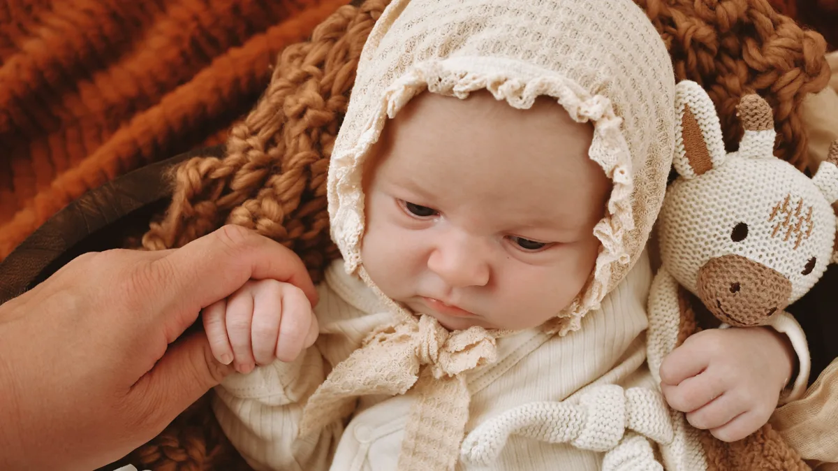 Newborn-Hand mit Kuscheltier im Set Nordhausen