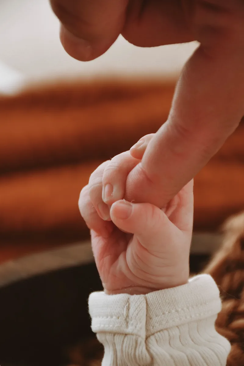 Mamahand hält Newborn-Händchen Nordhausen