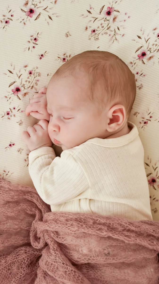 Schlafendes Newborn vor Blumenhintergrund Nordhausen
