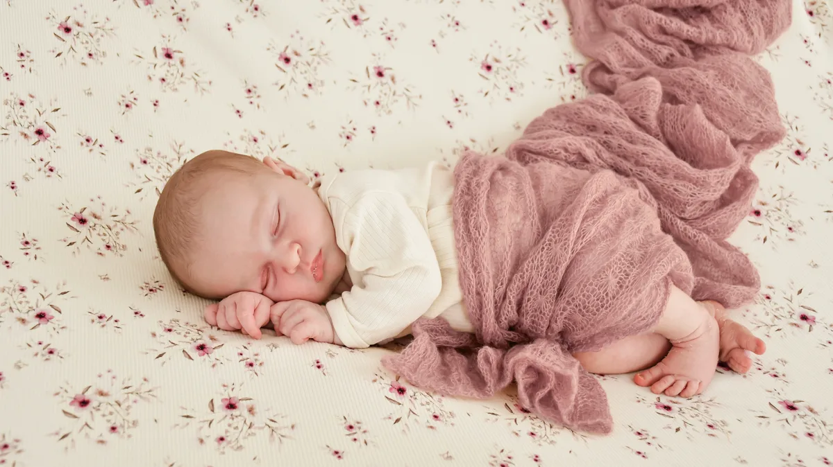 Schlafendes Newborn in rosa Tuch Nordhausen