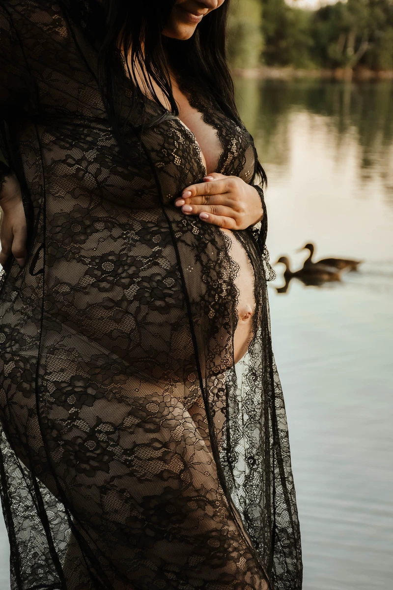 Schwangerschafts-Shooting im Spitzenkleid am See Nordhausen