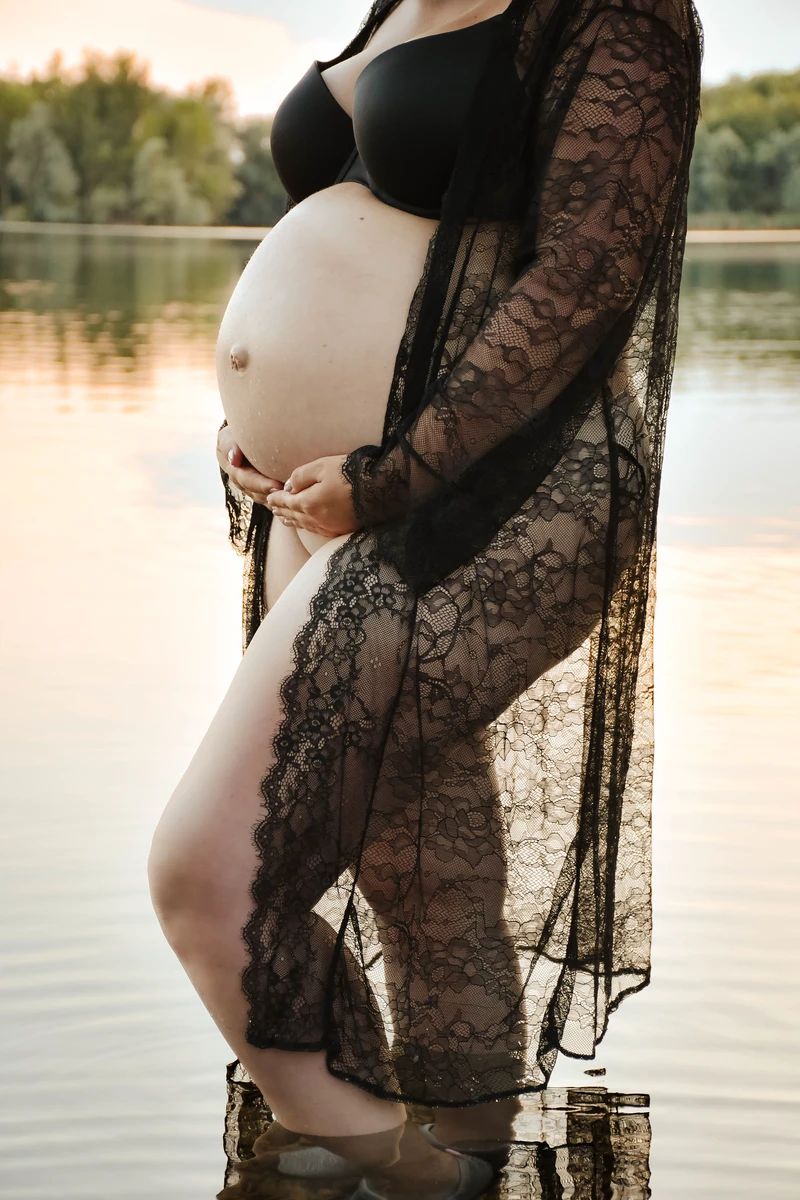 Schwangerschafts-Shooting im Spitzenkleid im Wasser Nordhausen