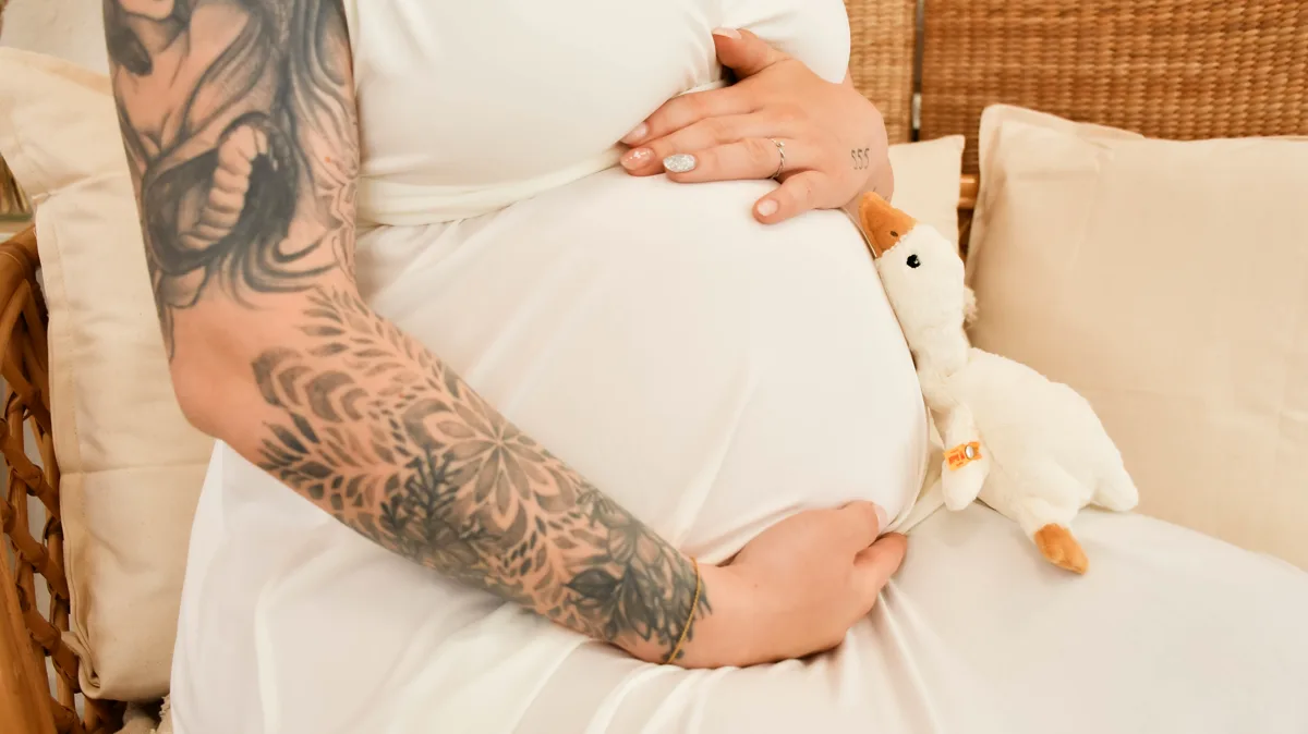 Babybauch-Portrait im weißen Kleid Nordhausen